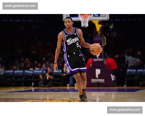 福克斯轻松写意空接暴扣，与球迷互动点燃现场激情